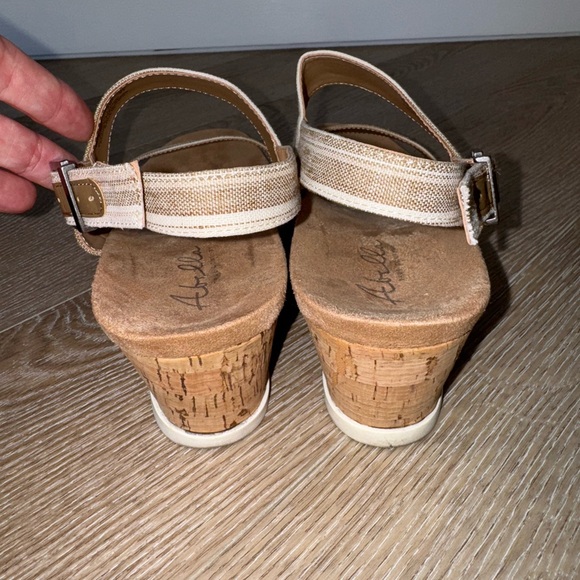 Women’s Abella True Comfort Size 10 Beige & Cream Heeled Sandals - Picture 3 of 6